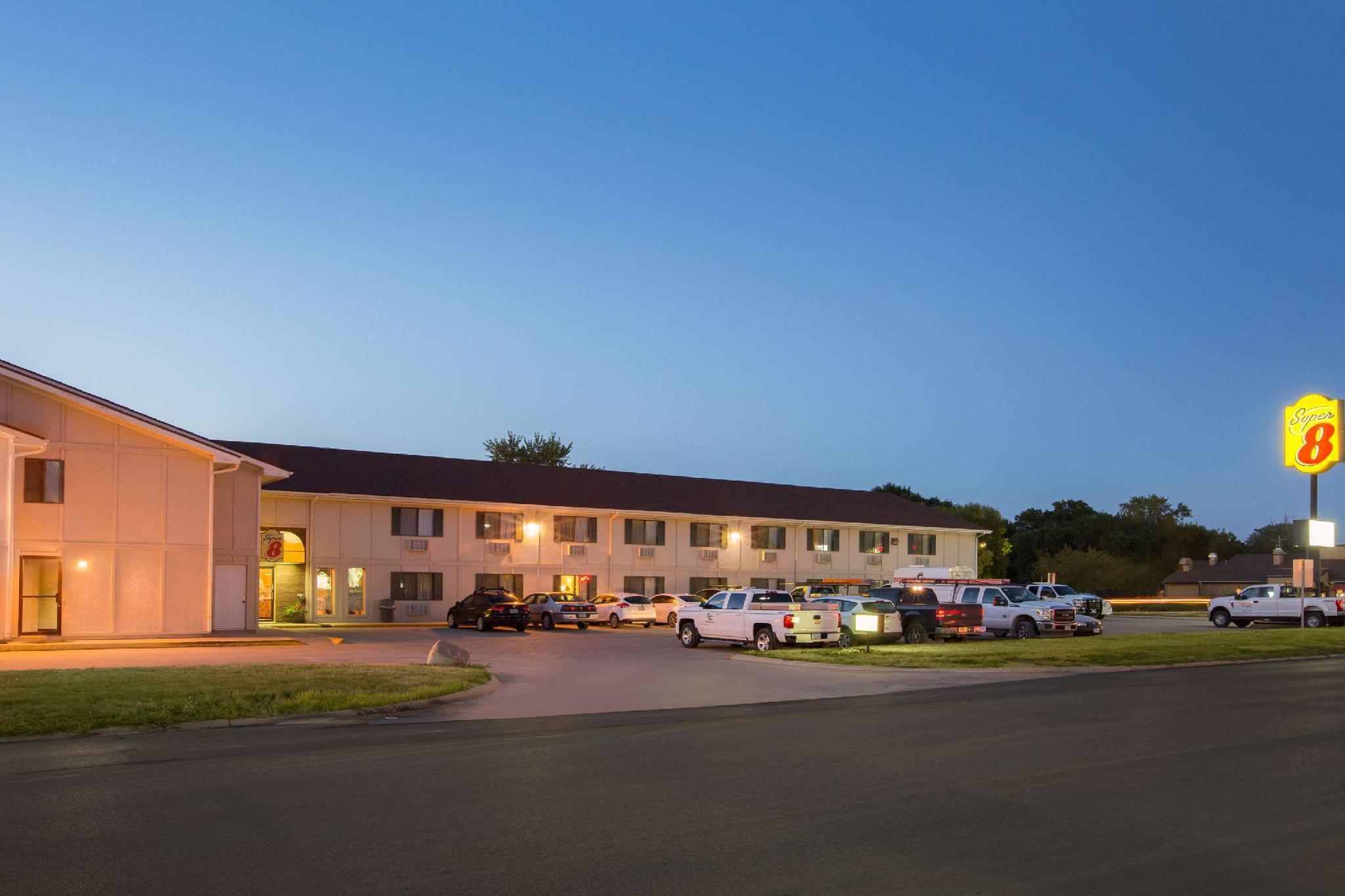 Super 8 By Wyndham Storm Lake Exteriér fotografie