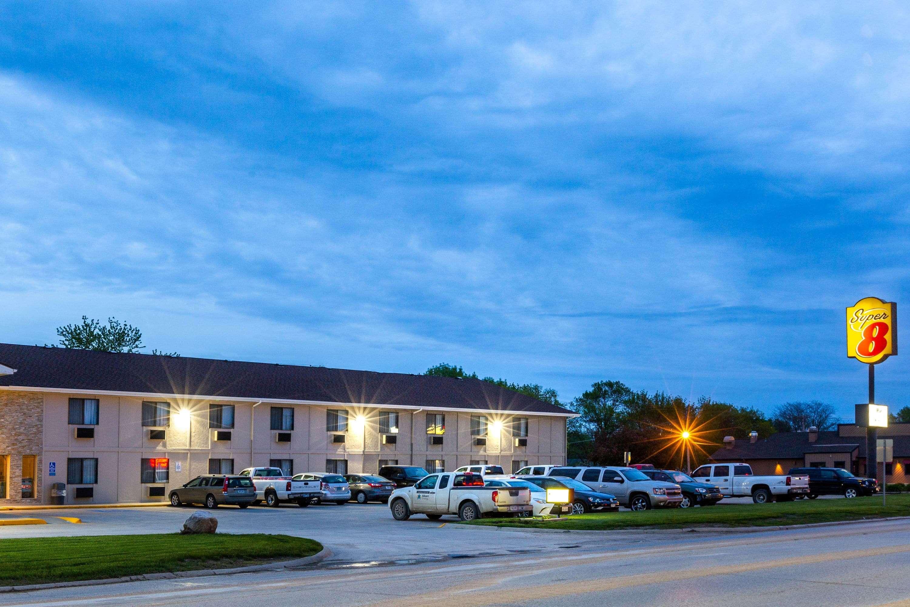 Super 8 By Wyndham Storm Lake Exteriér fotografie