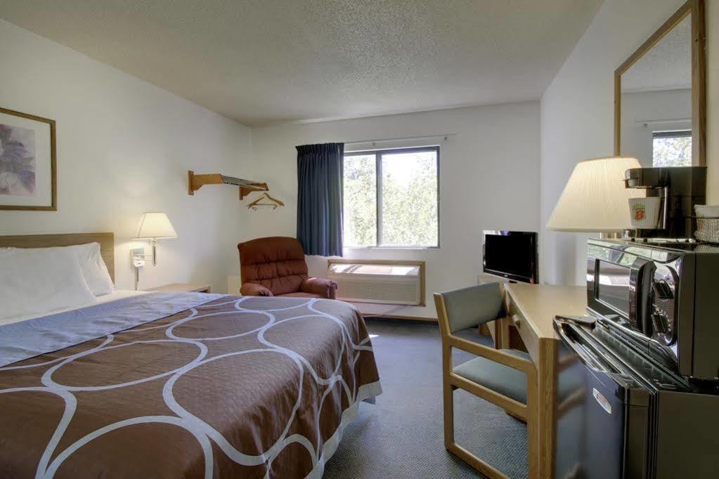 Super 8 By Wyndham Storm Lake Exteriér fotografie